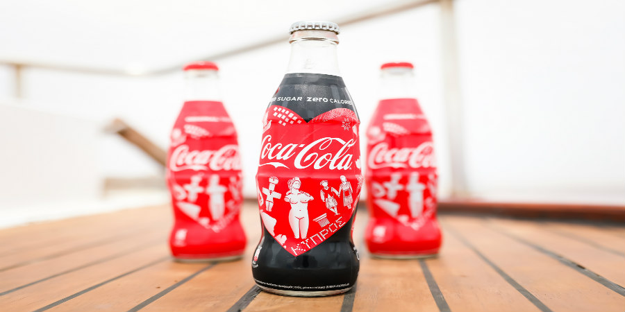 Το συλλεκτικό μπουκάλι της Coca-Cola  ενισχύει το «Zero Waste Beach»